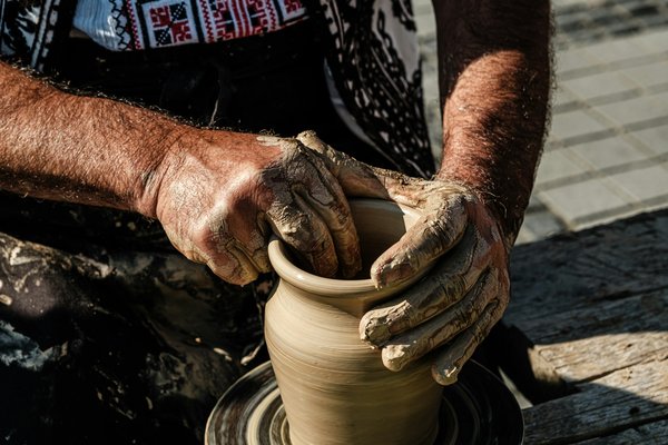 Comment participer à des ateliers de poterie berbère au Maroc?